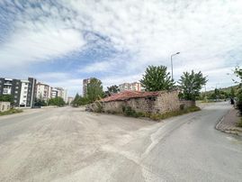 Esentepe Tramvay Durağı Önünde Yatırımlık Arsalı Müstakil Ev