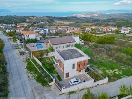 Kuşadası Yaylaköy'de Deniz Manzaralı, Çift Bağımsız Bölümlü 4+2