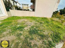 Menderes Gölcüklerde Satılık Köşe Konumda Bahçe