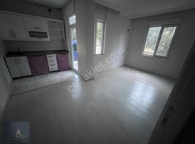 Tramvay Durağı Yanında