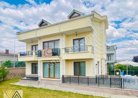 Valentia'dan Gölbaşı Karşıyakada Bahçeli Geniş 5+2 Satılık Villa!!!