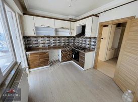 Akademi Gayrimenkul'den Tosya Yolunda Ana Yol Kenarı Kiralık 3+1