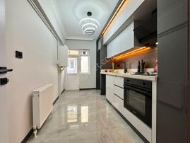 Pursaklar Mehmet Zengin Emlak'tan Şehrin Merkezinde, İçi Sıfırdan Yenilenmiş, Masrafsız, 3.kat 3+1