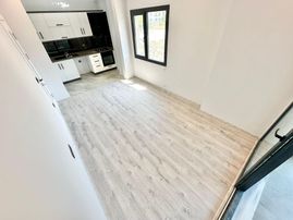 ꧁akçay Ay Emlaktan꧂altınkum'da Pazar Pazarında Denize Sadece 250 M Mesafede Satılık 1+1 Geniş Daire