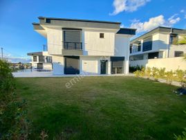 Hisar’da Havuzlu Site İçinde Eşyasız Kiralık 3+1 Dublex Villa