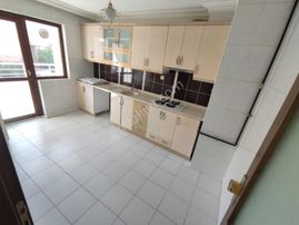 Karapürçek Merkezde 3+1 Ön Cephe Asansörlü Çift Banyo Eyüp Cami Yakını