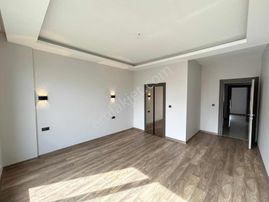 Bağlıca'da Süper Konumda 5+1 Geniş Bahçeli Kiralık Villa...