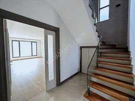 Bağlıca'da Süper Konumda 5+1 Geniş Bahçeli Kiralık Villa...