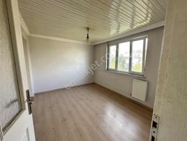 Engin Erdem'den Ana Caddede Ulaşıma Çok Yakın 2+1 Kiralık Daire