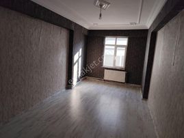 Gaziler Çeşme Durağı Civarı 3+1 Acil Satılık