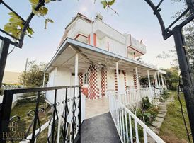 Kuşadası Davutlar Sahilinde Satılık 3+1 Geniş Bahçeli Yazlık