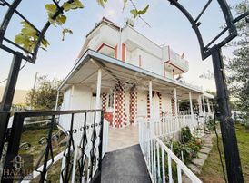 Kuşadası Davutlar Sahilinde Satılık 3+1 Geniş Bahçeli Yazlık