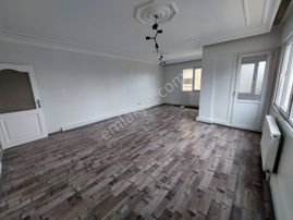 Ataşehir İçerenköyde Kayışdağı Cad.üzerinde 120m2 3+1 Arakat