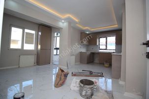 Emre Emlak'tan Süvari'de Arakat Ön Cephe Tren İstasyonu Yakını 3+1 Satılık Boş Daire