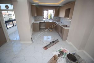 Emre Emlak'tan Süvari'de Arakat Ön Cephe Tren İstasyonu Yakını 3+1 Satılık Boş Daire