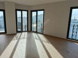 E-5 Metro Ya Çok Yakın,sıfır Ara Katta,kat Mülkiyetli,balkonlu.