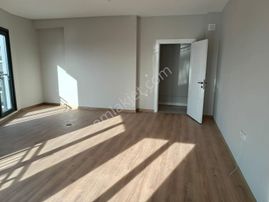 E-5 Metro Ya Çok Yakın,sıfır Ara Katta,kat Mülkiyetli,balkonlu.