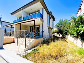 Yeniçiftlikte Denize Çok Yakın Mesafede Merkezi Konumda 2+1 Villa Yazlık
