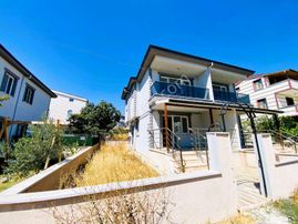 Yeniçiftlikte Denize Çok Yakın Mesafede Merkezi Konumda 2+1 Villa Yazlık