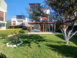 Davutlar Sahilde Havuzlu Sitede Geniş Bahçeli 4+1 Müstakil Triplex Villa