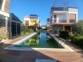 Davutlar Sahilde Havuzlu Sitede Geniş Bahçeli 4+1 Müstakil Triplex Villa