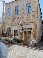 Yeni Foçada Satılık Tarihi Taş Rum Evi Denize Yürüme Mesafesinde