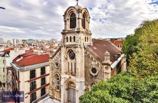 R-one Beyoğlu Tarihi Bina Eşyalı 1+1 Balkonlu Satılık Daire-eng