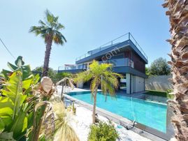 Narlı'da,650m2 Arsa İçinde Eşşiz Mimarili Havuzlu 6+1 Lüks Villa