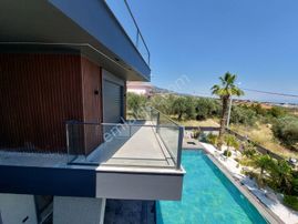Narlı'da,650m2 Arsa İçinde Eşşiz Mimarili Havuzlu 6+1 Lüks Villa