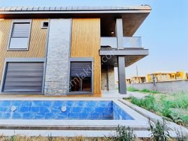 *fırsat Villa*güre'de, Yüzme Havuzlu Köşe Cephe 3+1 Lüks Villa