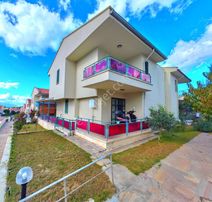 Kuşadasında Plaja Ve Avm'lere Yakın Havuzlu Sitede 3+1 Bahçeli Villa