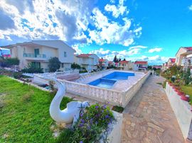 Kuşadasında Plaja Ve Avm'lere Yakın Havuzlu Sitede 3+1 Bahçeli Villa