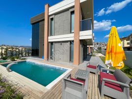 Satılık Özel Havuzlu Müstakil Bahçeli 4+1 Villa Acele Edinn