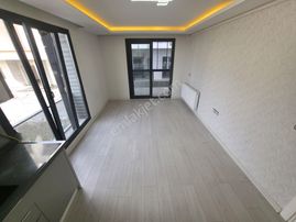 Aygülden Akçay'da 5 Yaşında Şık Ve Geniş Kullanımlı Doğalgazlı Cam Balkonlu Kaçmaz 1+1 Satılık Daire