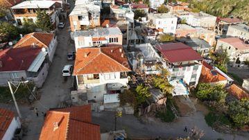 Bayraklı Onur Mahallesinde Satılık Müstakil Ev 3 Katlı