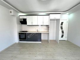 Akçay'da Aygül Ayrıcalığı İle 5 Yaşında Doğalgaz Kombili Ve Asansörlü Geniş Fırsat 1+1 Satılık Daire