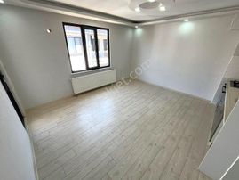 Akçay'da Aygül Ayrıcalığı İle 5 Yaşında Doğalgaz Kombili Ve Asansörlü Geniş Fırsat 1+1 Satılık Daire