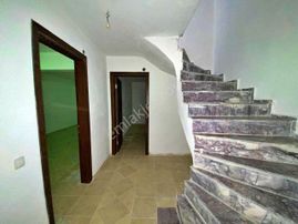 Uytundan Edremitte Daire Fiyatına 5+1 Satılık Tripleks Villa