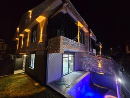 Deniz'den 4+1 Havuzlu,yerden Isıtmalı Kombili,cam Balkonlu Villa