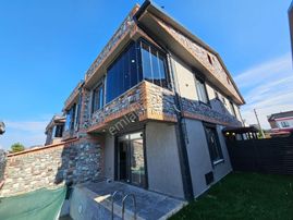 Deniz'den 4+1 Havuzlu,yerden Isıtmalı Kombili,cam Balkonlu Villa