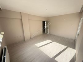 İnönü Caddesi Üzerinde Kapalı Otoparklı Kiralık 2+1 Köşe Daire