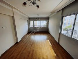 Bornova Atatürk Mahallesinde Üç Cepheli 3+1 Satılık Daire