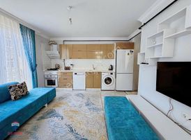 Ömürevlerinde Tramvaya Yakın Eşyalı 1+1 Ara Kat Daire