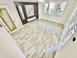 ꧁ay Emlaktan꧂akçay'da Ön Cephe Arakat İçi Komple Yenilenmiş Yeşillikler İçerisinde Satılık 3+1daire