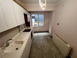 ꧁akçay Ay Emlaktan꧂altınkum Merkezde Bahçe Kullanımlı Denize Sadece 100 M Kombili Satılık 2+1daire