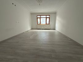 Sincan Malazgirt Mahallesi Yaşar Kemal’in Dibi Acil Satılık 3 + 1 Birinci Kat Daire