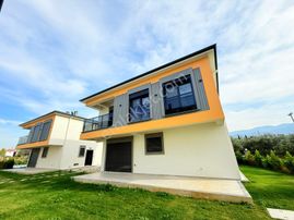 Kuşadası Satılık Davutlarda Havuzlu Sitede 3+1 Villa