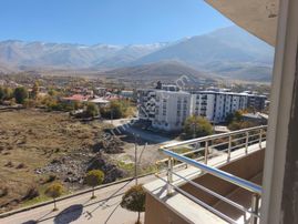 Gevaş Merkezde Geniş Lüks Kiralık 3+1 Daire