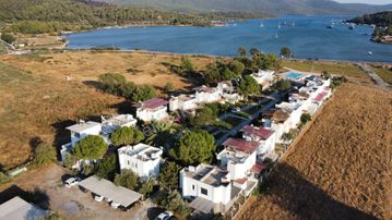 Doğa İle İç İçe Köşe Konumlu Bahçeli Yazlık