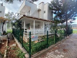 Doğa İle İç İçe Köşe Konumlu Bahçeli Yazlık